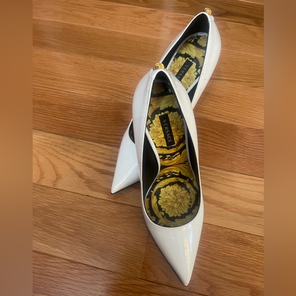 Versace white patent pumps / heels size 37. New without box. - Picture 2 of 16